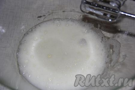 Разделить 4 яйца на белки и желтки. Миксером взбить 4 белка в пышную пену со щепоткой соли.