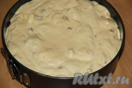 Форму для выпечки (я выпекала в разъёмной форме диаметром 22 см) смазать растительным (или сливочным) маслом и выложить в неё тесто.