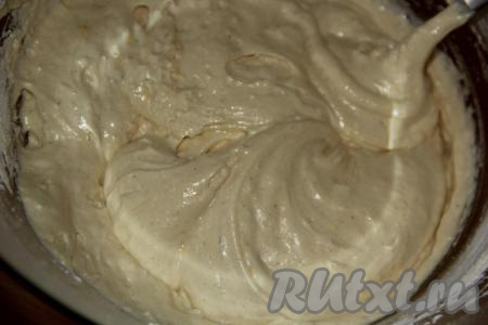 Перемешать тесто лопаткой. Тесто для шарлотки должно получиться не густым (напоминающим сметану средней густоты), и очень воздушным.