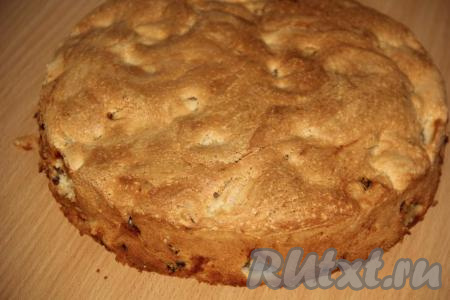 Поставить форму с тестом в духовку, разогретую до 180 градусов. Выпекать шарлотку с яблоками и изюмом минут 35-40. Готовность можно проверить сухой шпажкой (шпажка останется сухой при прокалывании готового пирога). Готовую шарлотку слегка остудить в форме, а затем достать из формы и остудить на решётке.