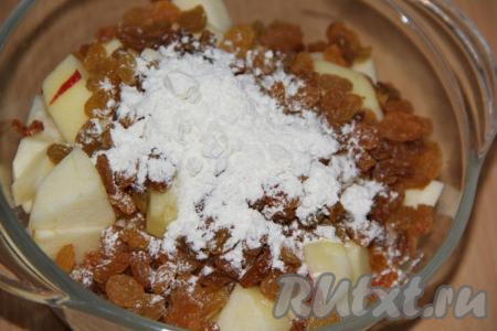 Соединить яблоки и изюм, всыпать 1 столовую ложку крахмала и хорошо перемешать, обволакивая крахмалом все фрукты.