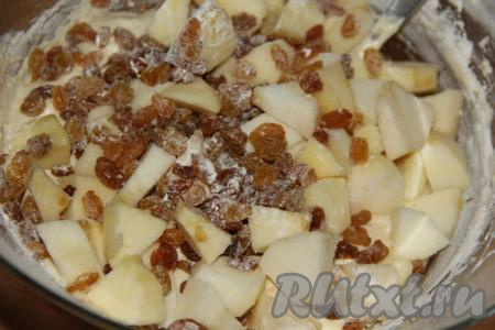 Добавить в тесто яблоки с изюмом.