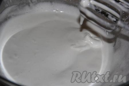 В получившуюся белковую пену добавить сахар и взбивать миксером в течение 5 минут. Сахар должен полностью раствориться, а белковая масса станет блестящей и воздушной.