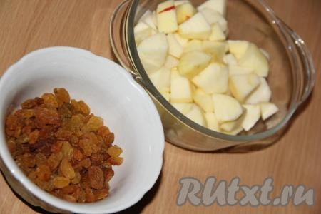 Нарезать яблоки, предварительно очищенные от кожуры и сердцевины, на средние кусочки. Если изюм слишком сухой, его нужно минут на 10 залить кипящей водой, затем воду слить, а изюм обсушить.