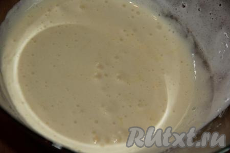 Масса станет кремового цвета,  воздушной и однородной.