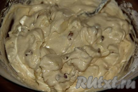 Аккуратно подмешать яблоки и изюм в тесто.