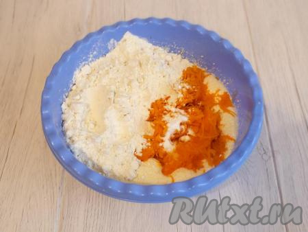 С тыквы отожмите руками сок. Затем мякоть тыквы переложите в миску с лимонно-масляной массой. Сюда же всыпьте муку и соду.