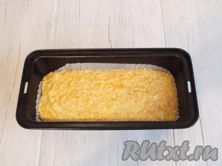 Возьмите форму (размер формы в моём случае 20 на 10 см), застелите её пекарской бумагой (или смажьте тонким слоем сливочного масла) и выложите тесто. Поставьте выпекаться тыквенно-лимонный пирог в разогретую до 180 градусов духовку на 40-45&nbsp;минут (до ровного, жёлтого цвета).