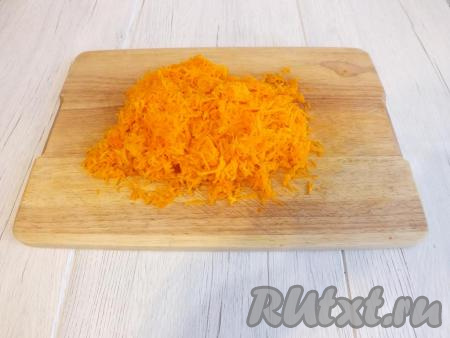 Приготовление пирога с тыквой и лимоном начните с подготовки тыквы. Её необходимо очистить от кожуры, а затем натереть на мелкой тёрке и отставить в сторону.