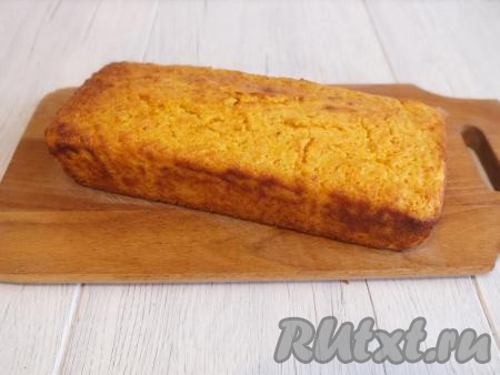 Извлеките ещё тёплый пирог из формы, переложите на доску (или блюдо) и охладите. Если вы выпекали на пекарской бумаге, её лучше снять с остывшего пирога.