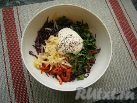 Сюда же добавить 0,5 чайной ложки сахара, а также чёрный молотый перец, майонез и соль.