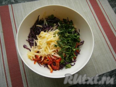 Вымыть и обсушить зелень укропа и петрушки. Натереть на крупной тёрке яблоко, очищенное от кожуры и семян. Чтобы натёртое яблоко не потемнело, сразу сбрызнуть его лимонным соком и вместе с нарезанной зеленью укропа и петрушки добавить в салат с краснокочанной капустой.