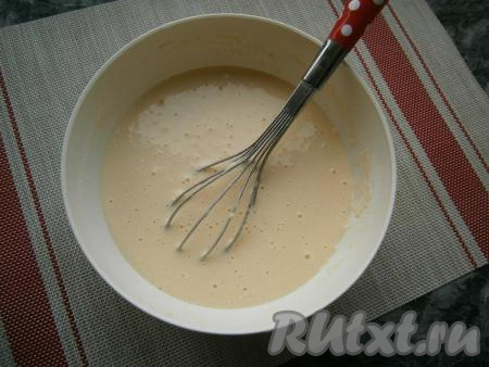 Замесить тесто, как на обычные блины (тесто должно быть льющимся, но не слишком жидким).