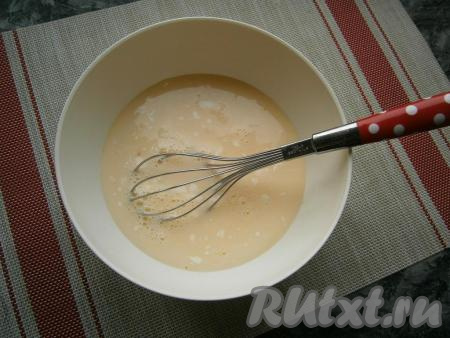 Расколотить яйца венчиком, влить молоко комнатной температуры, добавить сахар, перемешать.