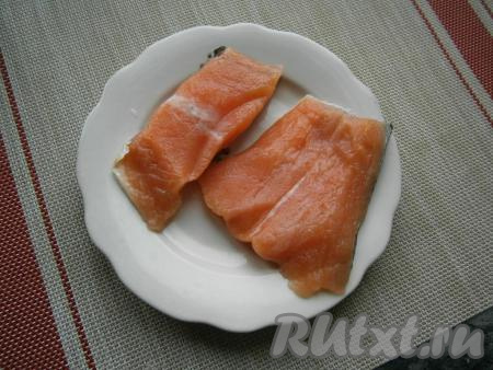 Подготовить филе красной&nbsp;рыбы (я использовала слабосолёную сёмгу).