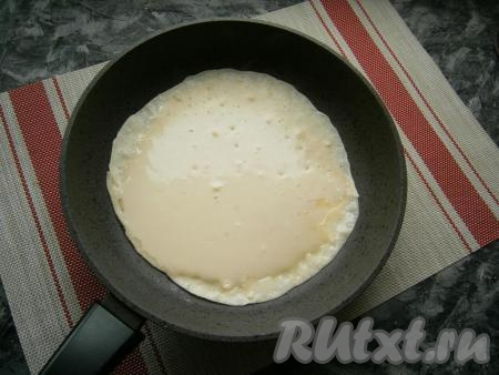 Жарить блины обычным способом, разогрев сковороду и для первого блина смазав сковороду немного растительным маслом. Часть теста налить в сковороду (у меня сковорода диаметром 24 см), распределить его по всему дну, жарить блин до румяности на среднем огне.