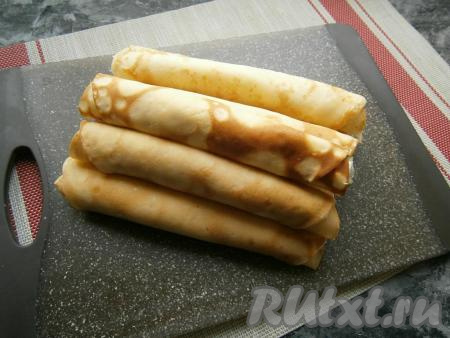 Свернуть блин плотным рулетиком. Также поступить и с остальными блинами.