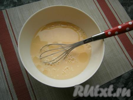 Влить растительное масло, снова хорошенько перемешать венчиком.