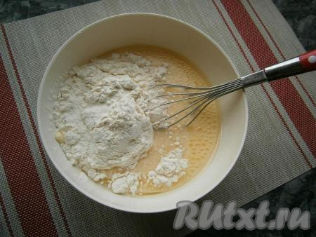 Всыпать просеянную муку.