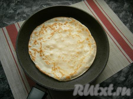 После чего&nbsp;перевернуть блинчик и также&nbsp;обжарить другую сторону до румяного цвета, затем переложить на тарелку.