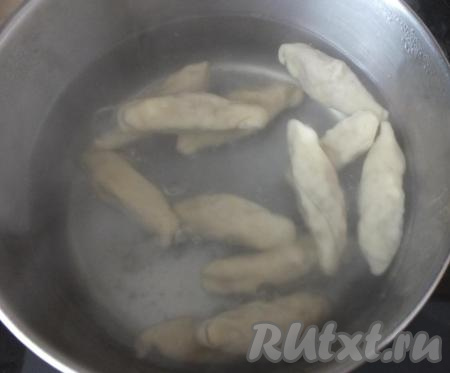 Для того чтобы отварить замороженные или свежеприготовленные пельмени, поставьте в просторной кастрюле кипятиться воду, щедро посолив её. Как только вода закипит, убавьте огонь до чуть ниже среднего и опустите в неё пельмени. Варите пельмени после закипания воды 20 минут. Важно учесть, не должно быть&nbsp;бурного кипения.