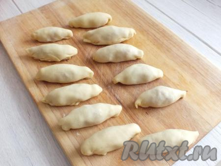 Подобным образом из оставшегося теста сформируйте все пельмени (у меня получилось 52 штуки). Сформированные мордовские пельмени можно заготовить впрок (для этого пельмени нужно выложить на разделочную досочку, а затем отправить в морозилку, после полного замораживания их можно сложить в пакет) или отварить сразу.