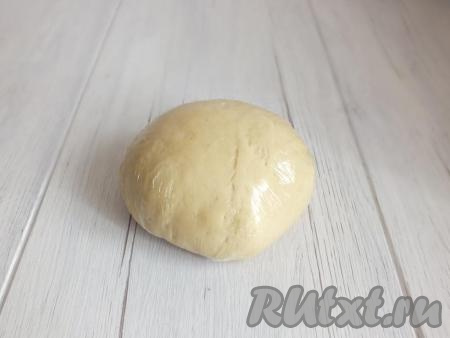 Тесто должно получиться гладким, упругим, допускается незначительное прилипание к рукам. Готовое тесто заверните в пищевую плёнку (или целлофановый пакет) и уберите в холодильник на 30 минут. За это время оно обмякнет и станет пластичным.