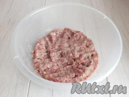 Фарш хорошо перемешайте, уплотните ладонью и оставьте при комнатной температуре на 40 минут.