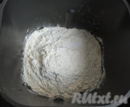 За то время, пока настаивается фарш, сделайте тесто. Его можно замесить либо в хлебопечке (при её наличии), либо вручную. Если тесто замешивать в хлебопечке, тогда нужно заложить продукты, согласно инструкции к вашей технике (я влила в хлебопечку вначале воду комнатной температуры и масло, затем вбила яйцо и всыпала муку и соль), включить программу "Тесто" на 20 минут, по прошествии времени тесто можно доставать из ведёрка хлебопечки. Для того чтобы замесить тесто вручную, в миску налейте воду комнатной температуры, добавьте соль, яйца и перемешайте, затем всыпьте муку и начните замешивать тесто, как только оно начнёт собираться в комок, добавьте растительное масло и вымешивайте, пока не образуется упругий шар.