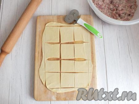 Отрезанную часть теста раскатайте в прямоугольник. Неровности обрежьте. Прямоугольный пласт разделите на квадраты размером 5 на 5 см.