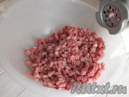 Если у вас&nbsp;есть мясорубка с крупной решёткой, то мясо можно прокрутить&nbsp;на ней.