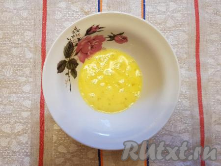 Для смазывания булочек в глубокую тарелку разбить 1 яйцо и взбить его венчиком.