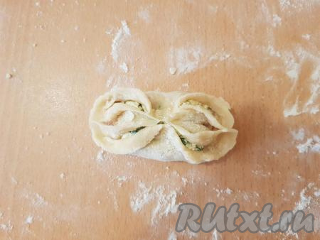 Соединить расправленные уголки между собой (как на фото).&nbsp;Аналогично сформировать все булочки с творогом и сыром из дрожжевого теста.