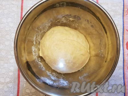 Накрыть миску с тестом полотенцем и оставить на 1 час в тёплом месте. За это время тесто увеличится вдвое и станет мягким, воздушным.