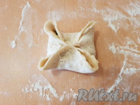 Соединить противоположные уголки кружочка между собой (как показано на фото).