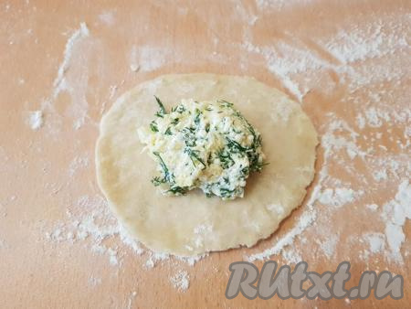 В центр кружочка выложить 1 чайную ложку начинки.