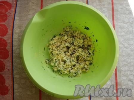 Тщательно перемешать творожно-сырную начинку для булочек.