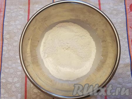 Ложкой хорошо перемешать в миске получившуюся смесь сухих ингредиентов.