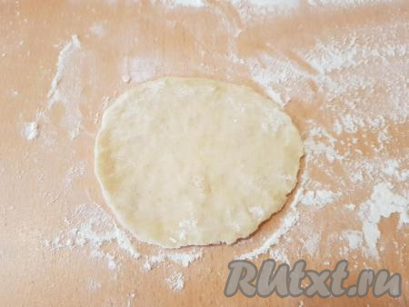 На столе, слегка присыпанном мукой, с помощью скалки раскатать каждую часть теста в виде кружочка диаметром, примерно, 9-10 см.