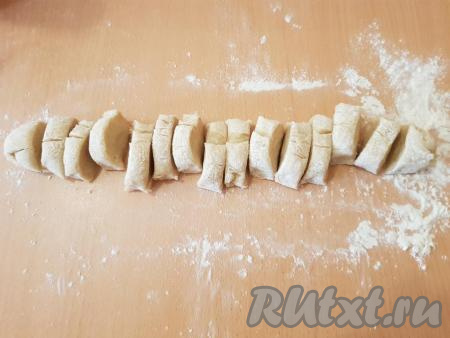 Подошедшее тесто разделить на 15 равных частей.