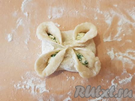 Расправить уголки теста (как показано на фото).