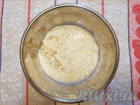 В смесь сухих ингредиентов влить подсолнечное масло и немного подогретое молоко&nbsp;(температура молока не должна быть выше 40 градусов).