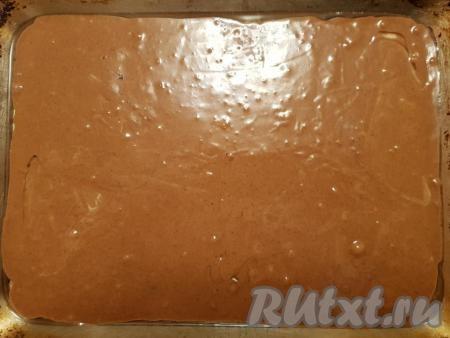 В форму для выпечки (у меня форма для выпечки шириной 32 см и длиной 23 см), смазанную растительным маслом, переложить получившееся тесто.