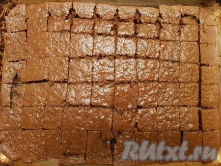 Шоколадный корж остудить и разрезать на небольшие кубики.