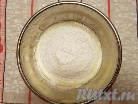 К получившейся массе добавить муку.