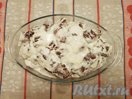 Затем на корж-основание торта выложить кусочки шоколадного коржа со сметанным кремом.