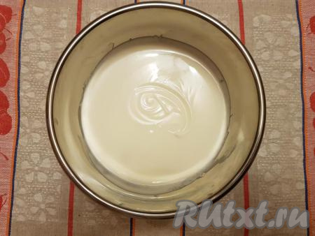 Взбить сметану с сахаром миксером до полного растворения сахара (сметанный крем должен получиться достаточно густым). 