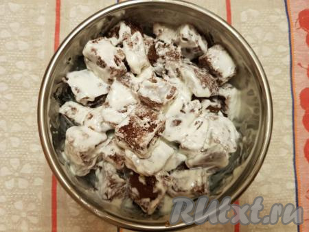 Перемешать кусочки коржа со сметанным кремом и оставить их пропитываться в течение 10 минут.