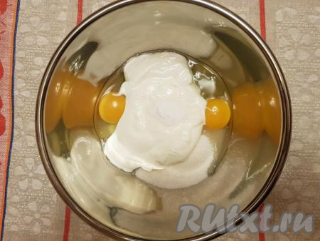 Для приготовления теста в глубокую миску разбить яйца, добавить сметану, всыпать сахар и соду.