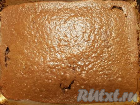 Выпекать второй корж до готовности (25-30 минут) в духовке, разогретой до 200 градусов.